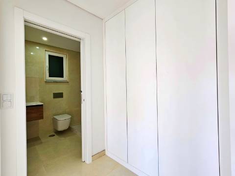 Moradia independente T4 em Quinta de Valadares, Corroios