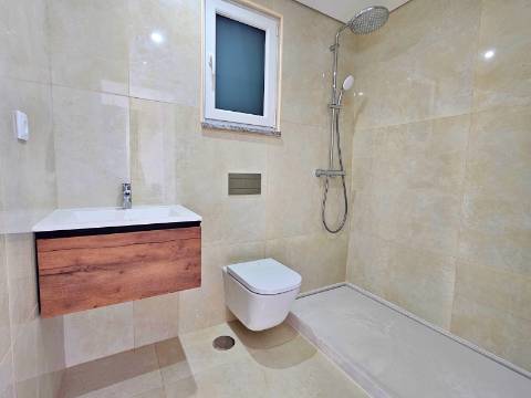 Moradia independente T4 em Quinta de Valadares, Corroios