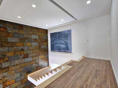 Moradia independente T4 em Quinta de Valadares, Corroios