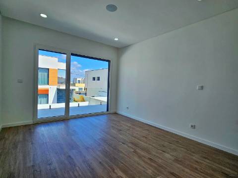 Moradia independente T4 em Quinta de Valadares, Corroios