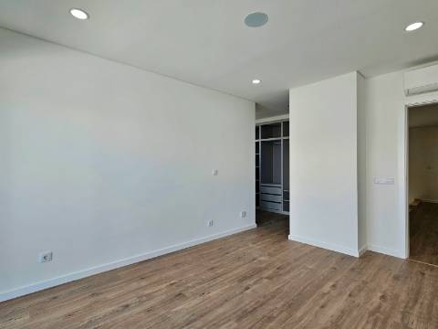 Moradia independente T4 em Quinta de Valadares, Corroios