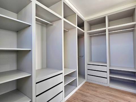 Moradia independente T4 em Quinta de Valadares, Corroios