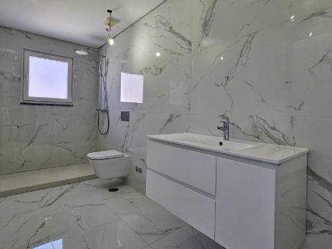 Moradia independente T4 em Quinta de Valadares, Corroios