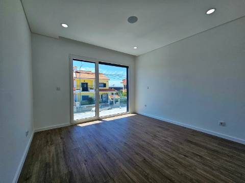 Moradia independente T4 em Quinta de Valadares, Corroios