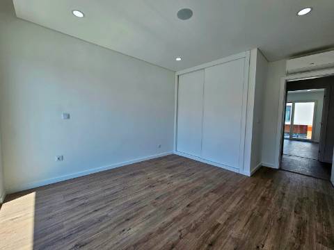 Moradia independente T4 em Quinta de Valadares, Corroios