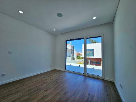 Moradia independente T4 em Quinta de Valadares, Corroios