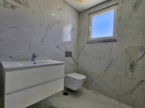 Moradia independente T4 em Quinta de Valadares, Corroios