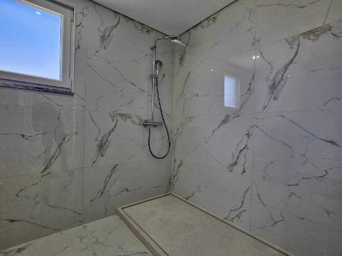 Moradia independente T4 em Quinta de Valadares, Corroios