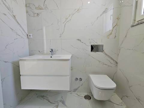 Moradia independente T4 em Quinta de Valadares, Corroios