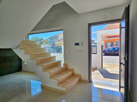 Moradia independente T4 em Quinta de Valadares, Corroios