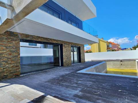 Moradia independente T4 em Quinta de Valadares, Corroios