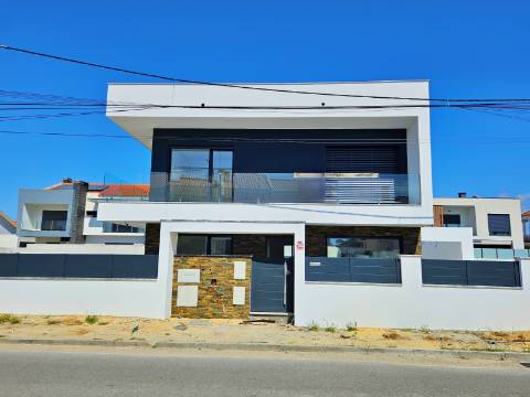 Moradia independente T4 em Quinta de Valadares, Corroios