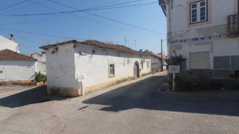 Armazém 187 m² em Alcorochel, Torres Novas | Potencial Moradia