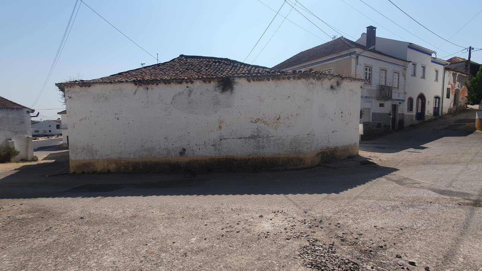 Armazém 187 m² em Alcorochel, Torres Novas | Potencial Moradia