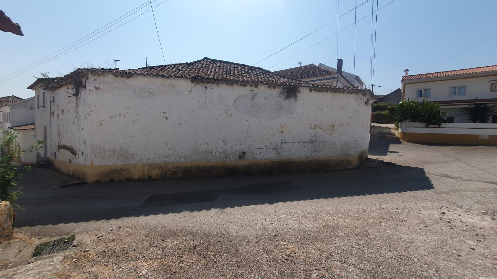 Armazém 187 m² em Alcorochel, Torres Novas | Potencial Moradia