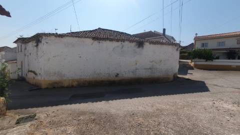 Armazém 187 m² em Alcorochel, Torres Novas | Potencial Moradia