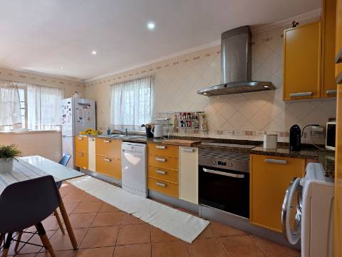 Moradia Independente com Piscina, Garagem em Brejos do Azeitão