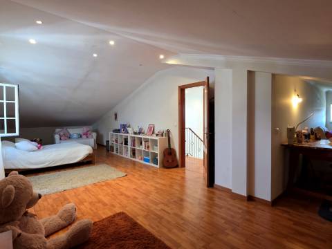 Moradia Independente com Piscina, Garagem em Brejos do Azeitão