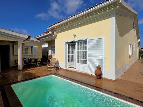 Moradia Independente com Piscina, Garagem em Brejos do Azeitão