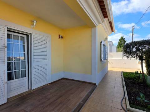 Moradia Independente com Piscina, Garagem em Brejos do Azeitão