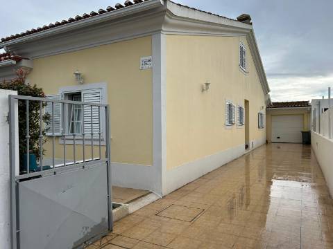 Moradia Independente com Piscina, Garagem em Brejos do Azeitão