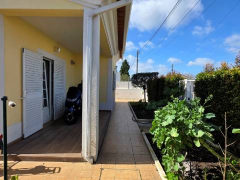 Moradia Independente com Piscina, Garagem em Brejos do Azeitão