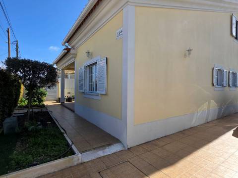 Moradia Independente com Piscina, Garagem em Brejos do Azeitão