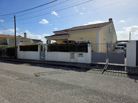 Moradia Independente com Piscina, Garagem em Brejos do Azeitão