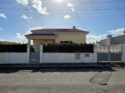 Moradia Independente com Piscina, Garagem em Brejos do Azeitão
