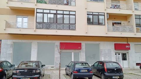 Loja com terraço, 4 divisões e rendimento de 1.200€/mês