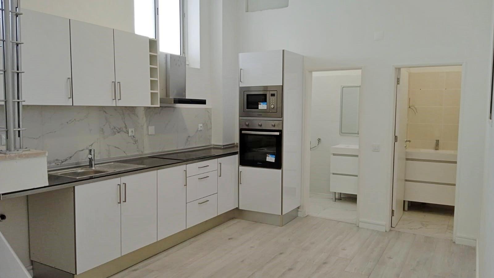 Loja com terraço, 4 divisões e rendimento de 1.200€/mês