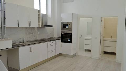 Loja com terraço, 4 divisões e rendimento de 1.200€/mês