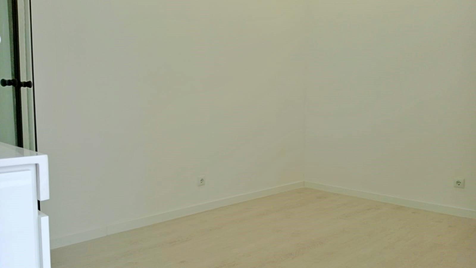 Loja com terraço, 4 divisões e rendimento de 1.200€/mês