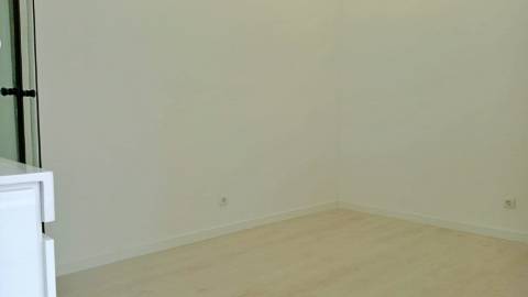 Loja com terraço, 4 divisões e rendimento de 1.200€/mês