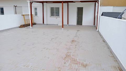 Loja com terraço, 4 divisões e rendimento de 1.200€/mês