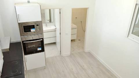 Loja com terraço, 4 divisões e rendimento de 1.200€/mês