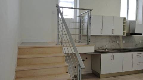 Loja com terraço, 4 divisões e rendimento de 1.200€/mês