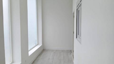 Loja com terraço, 4 divisões e rendimento de 1.200€/mês