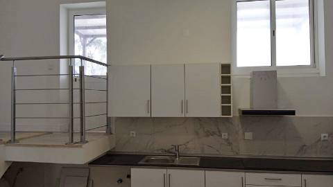 Loja com terraço, 4 divisões e rendimento de 1.200€/mês