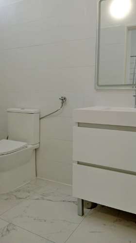 Loja com terraço, 4 divisões e rendimento de 1.200€/mês