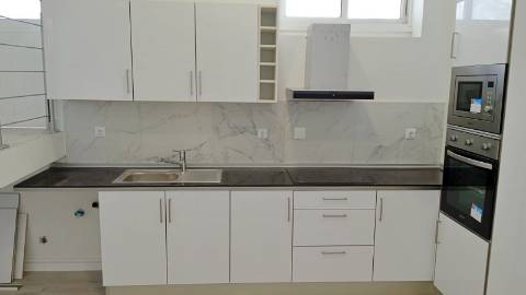 Loja com terraço, 4 divisões e rendimento de 1.200€/mês