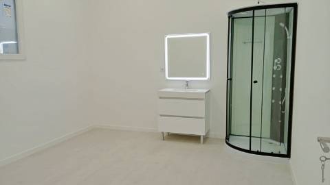 Loja com terraço, 4 divisões e rendimento de 1.200€/mês