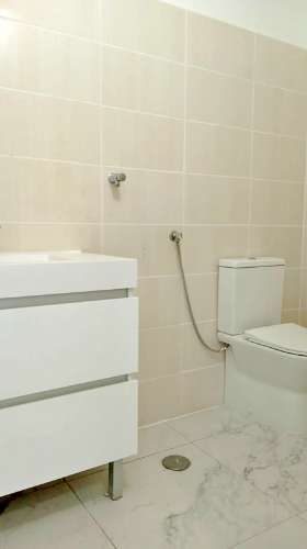 Loja com terraço, 4 divisões e rendimento de 1.200€/mês