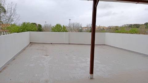 Loja com terraço, 4 divisões e rendimento de 1.200€/mês