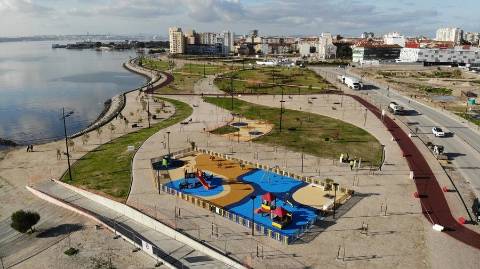 Loja com terraço, 4 divisões e rendimento de 1.200€/mês