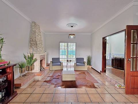 Moradia T5 com piscina e espaço para churrasco em Palmela