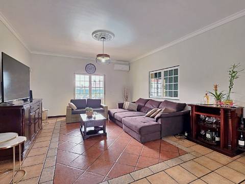 Moradia T5 com piscina e espaço para churrasco em Palmela