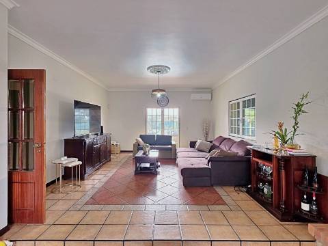 Moradia T5 com piscina e espaço para churrasco em Palmela