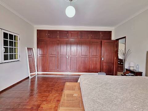 Moradia T5 com piscina e espaço para churrasco em Palmela