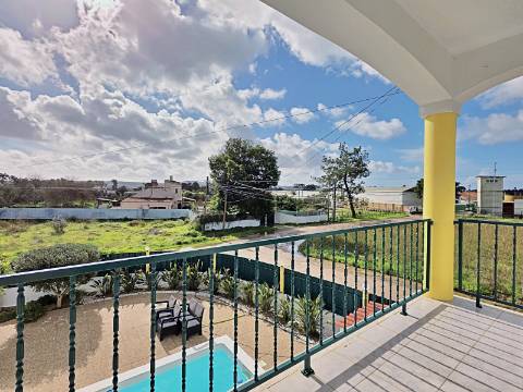 Moradia T5 com piscina e espaço para churrasco em Palmela